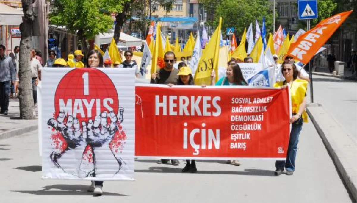Burdur\'da Halaylı 1 Mayıs Kutlaması