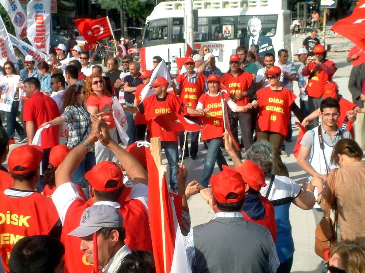 Burhaniye'de 1 Mayıs'a İki Ayrı Kutlama