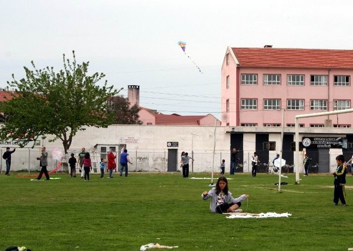 Burhaniye\'de Uçurtma Şenliği