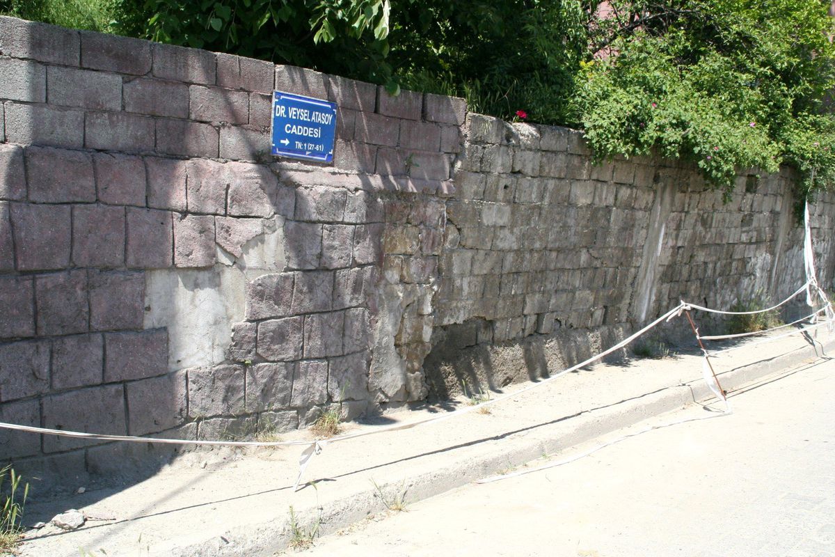 Devrek\'te Çökme Tehlikesi Bulunan Duvar Tehlike Saçmaya Devam Ediyor