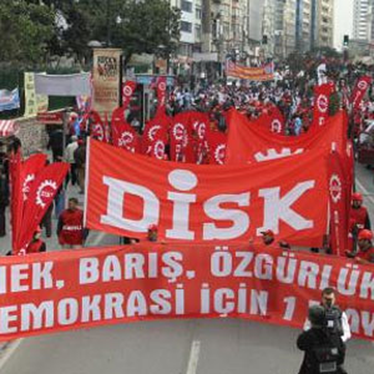 Disk Önünde Toplanan Grup Yürüyüşe Hazırlanıyor