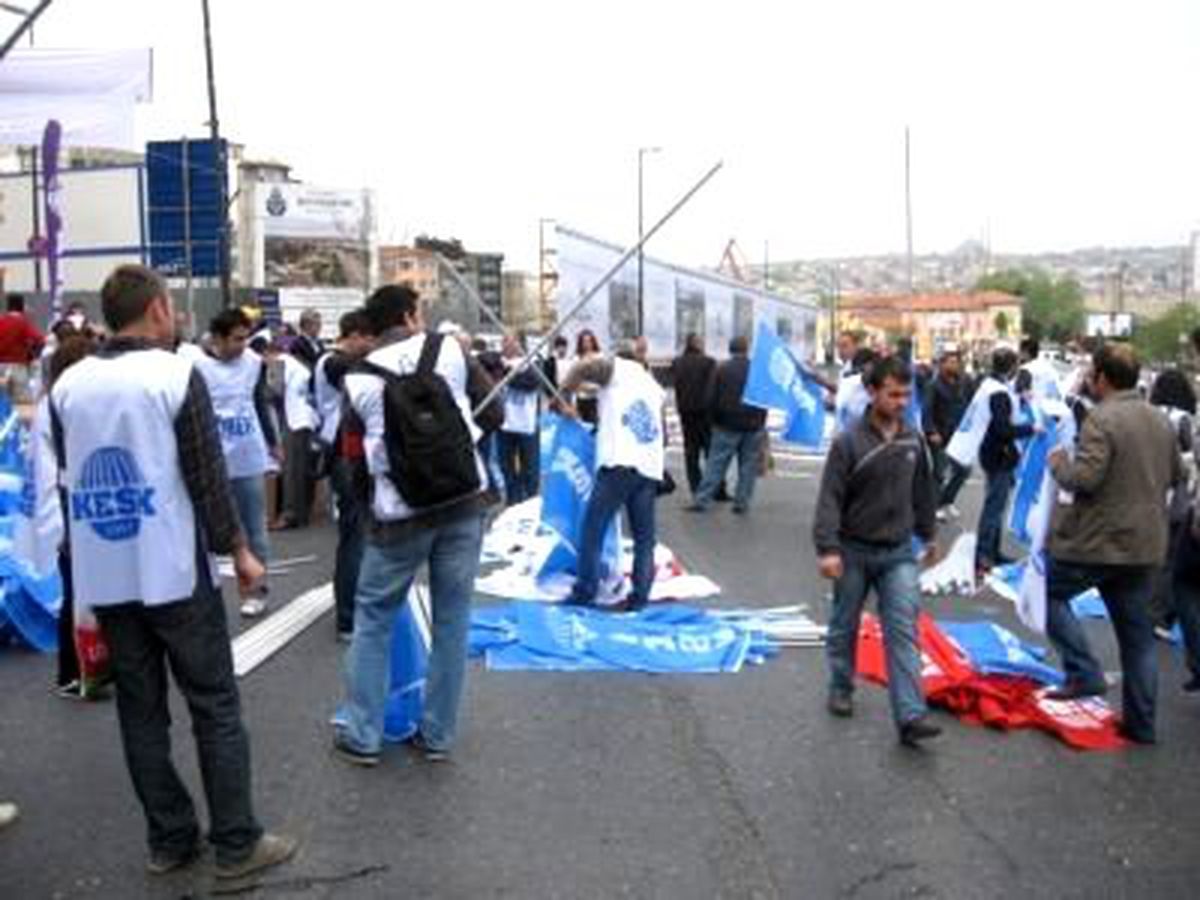 Dolmabahçe\'de 1 Mayıs Kutlamaları Öncesi Toplanmalar Başladı