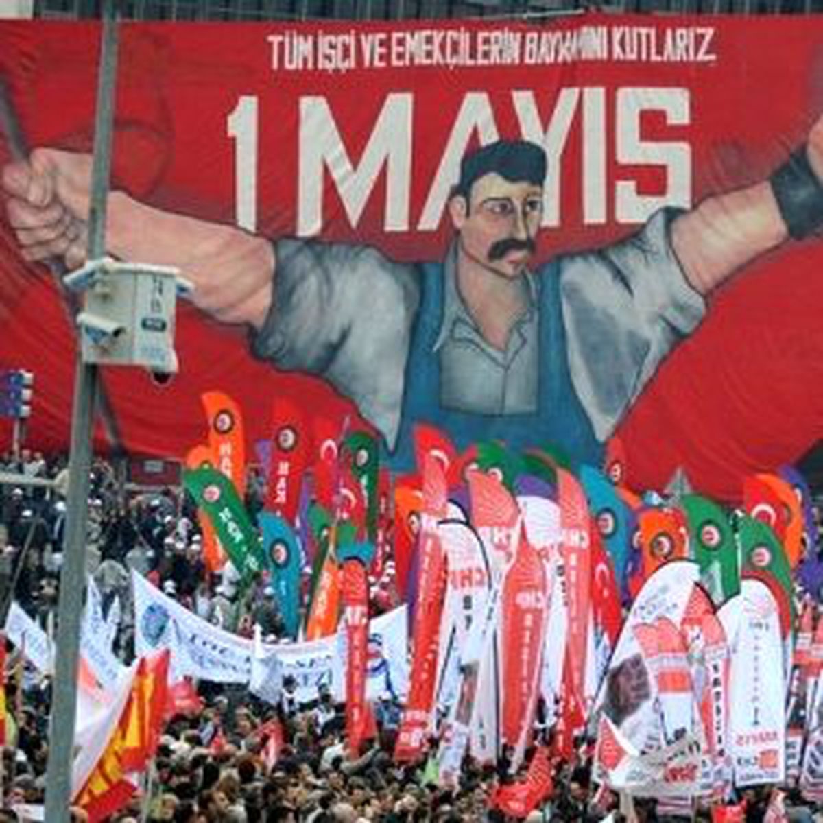 Dolmabahçe\'de Toplanan Gruplar Yürüyüşe Geçti