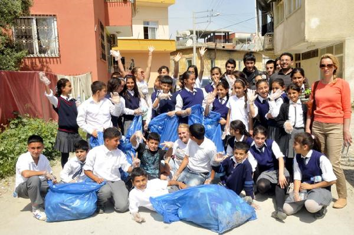 Dünya Gençlerinden Kazanlı Sahilinde Caretta Caretta Temizliği