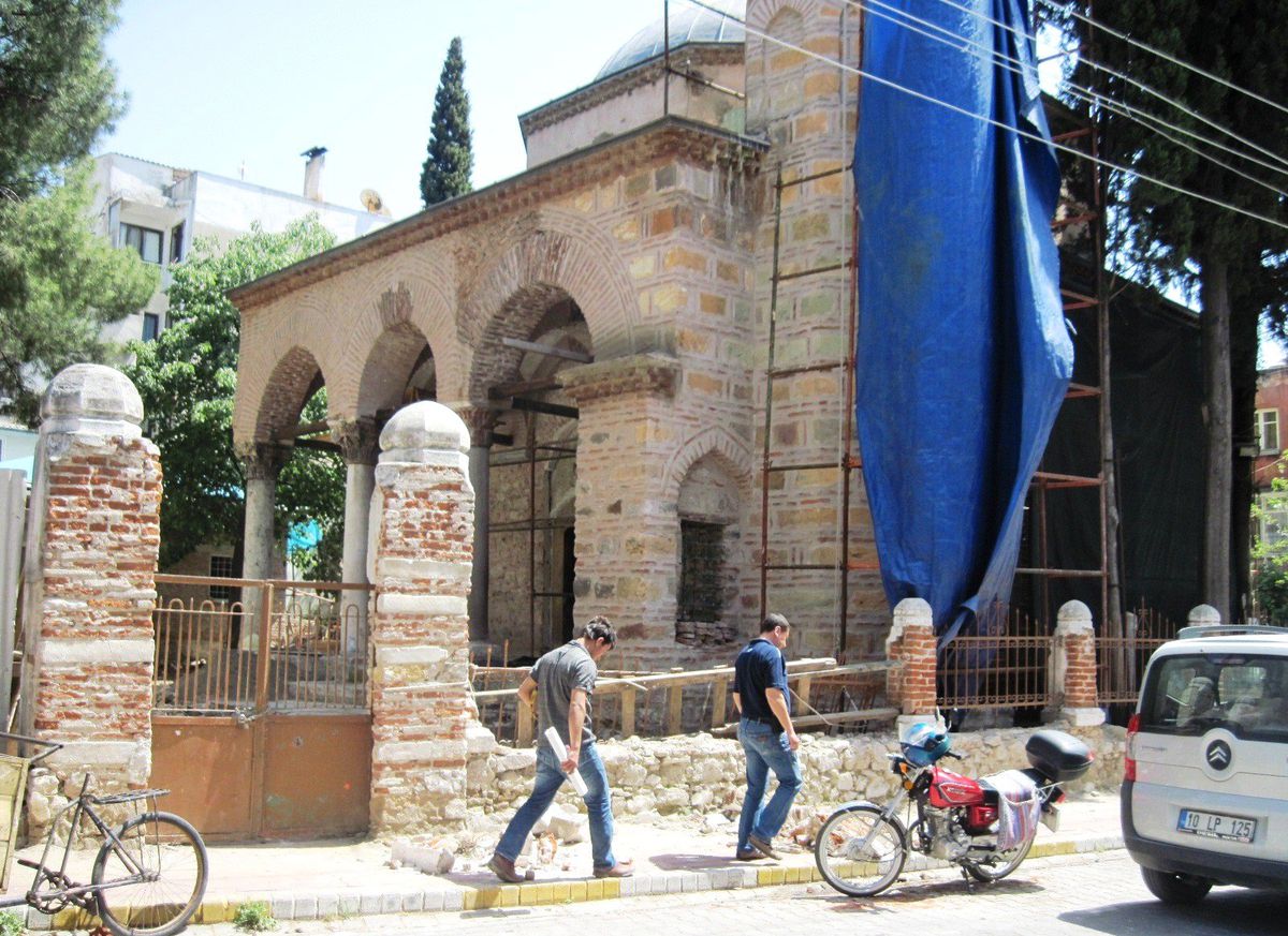 Edremit\'te 7 Asırlık Camide Restorasyona Yeniden Başlandı
