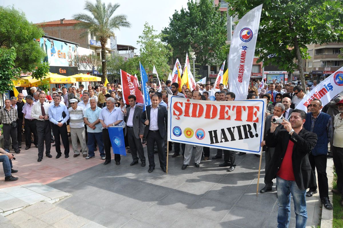 Eğitimciler Ele Ele Vererek Şiddeti Protesto Etti