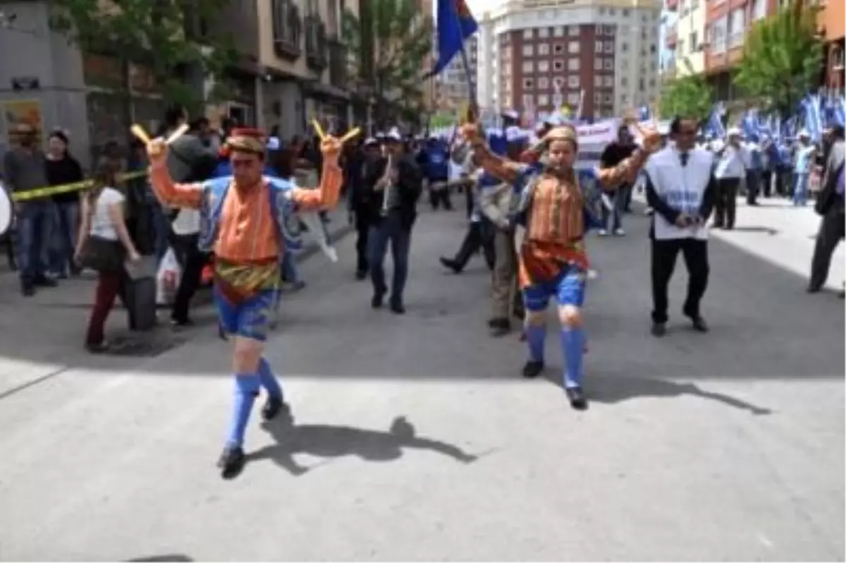 Eskişehir\'de 1 Mayıs Mitingine 5 Bin Kişi Katıldı