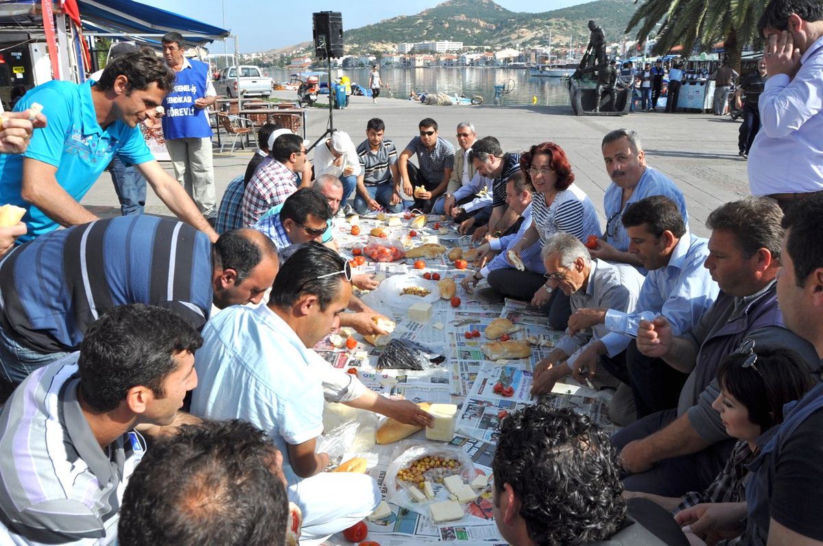 Foça\'da Domates Peynirli 1 Mayıs Kutlaması