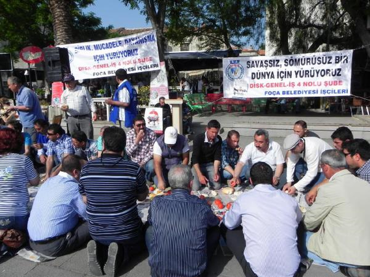 Foça\'da Zeytin, Domates, Peynirli 1 Mayıs Kutlaması