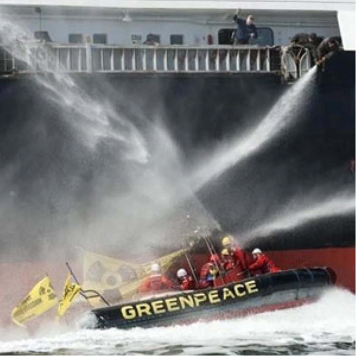 Greenpeace Eylemcileri Shell\'in Gemisini Durdurdu