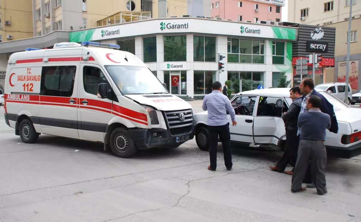 Hasta Taşıyan Ambulans Kaza Yaptı