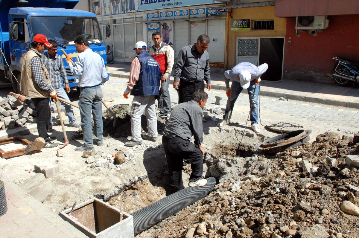 Hocaömer\'de Tahrip Olan Sokaklara Parke Taşı Döşeniyor