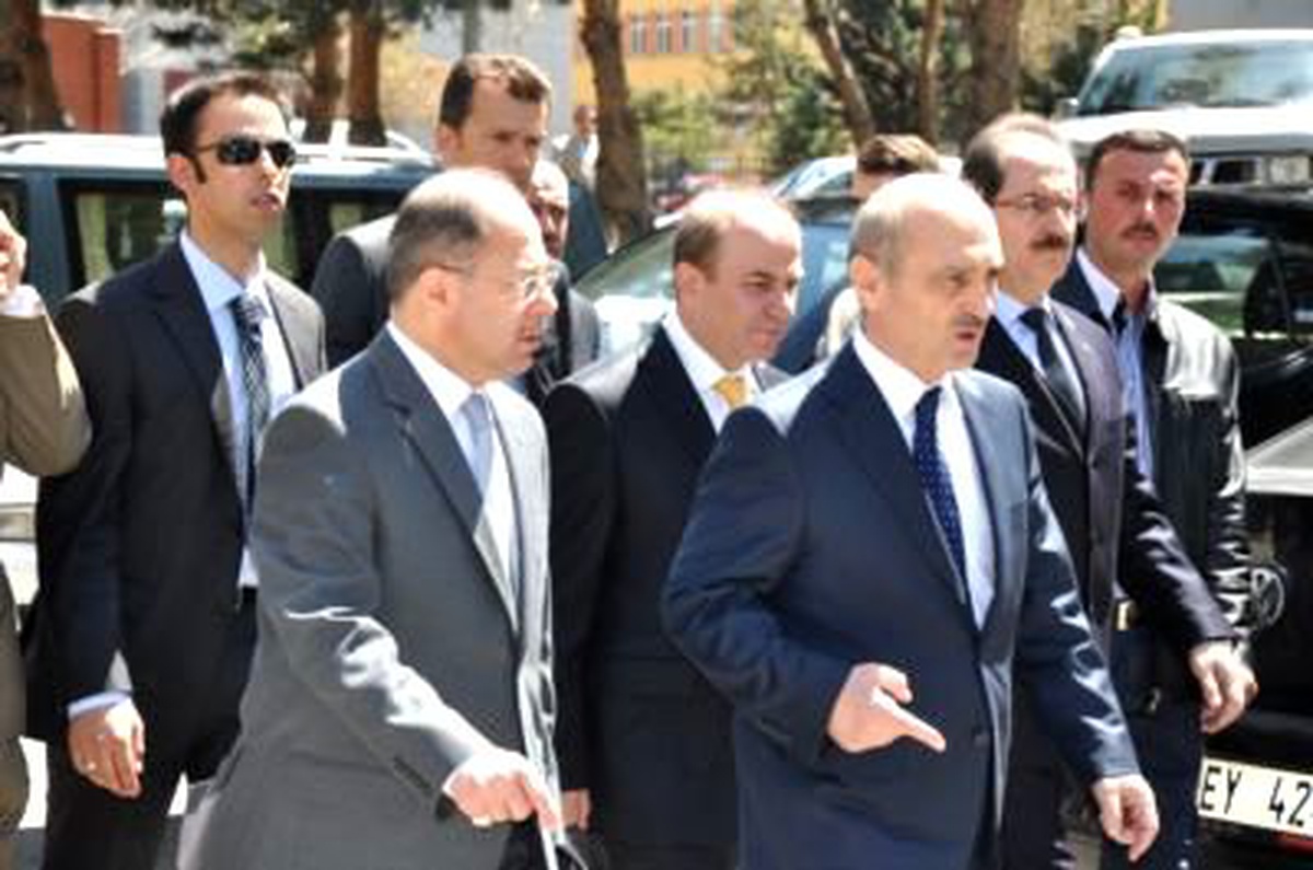 İki Bakan Kol Kola Girerek Mahalleleri Gezdi