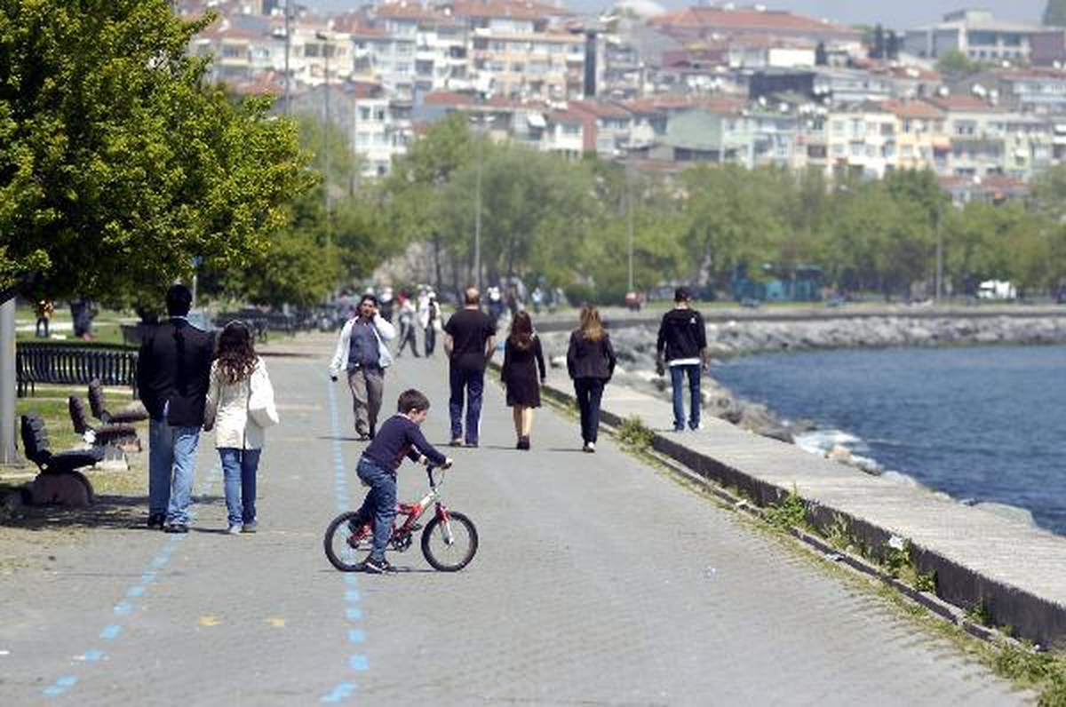 İşçiler Taksim\'e Çocuklar Denize Koştu