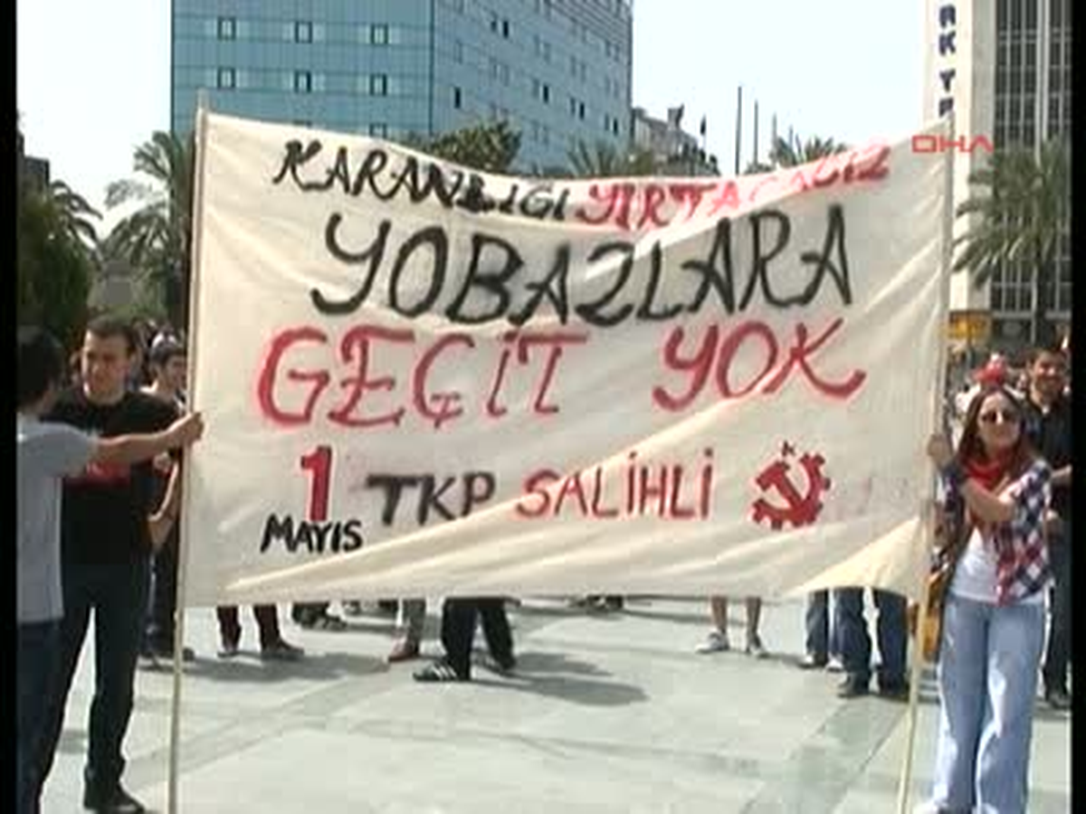 İzmir'de 1 Mayıs Coşkusu 1 Mayıs Emek ve Dayanışma Günü, İzmir'deki Gündoğdu Meydanı'nda Coşkuyla...
