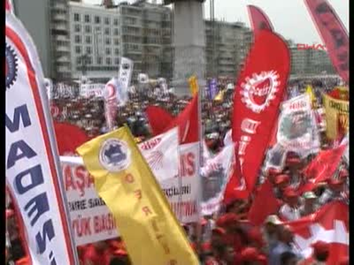 İzmir'de 1 Mayıs Coşkusu ) 1 Mayıs Emek ve Dayanışma Günü, İzmir'deki Gündoğdu Meydanı'nda Coşkuyla...