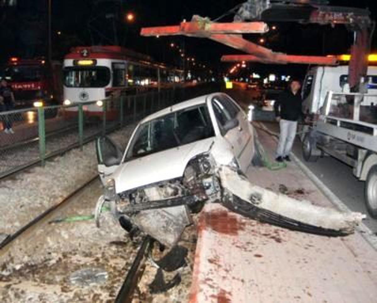 Kadın Şoförün Kullandığı Otomobil Tramvay Yoluna Girdi