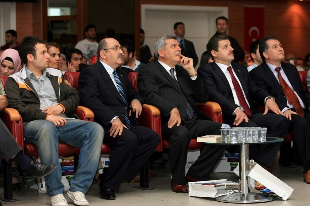 Karaosmanoğlu, Siyaset Akademisi\'nde Ders Verdi