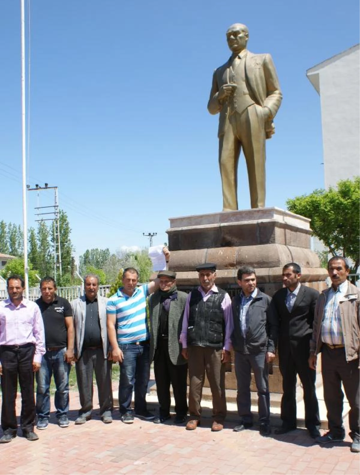 Köylüler, Atatürk Anıtına \'Arazimiz Gasp Edildi\' Dilekçesi Bıraktı