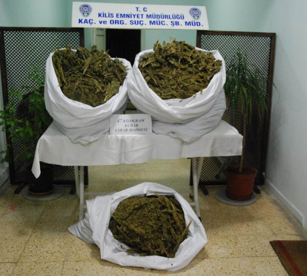 Kubar Esrar, Akaryakıt ve Sigara Yakalandı