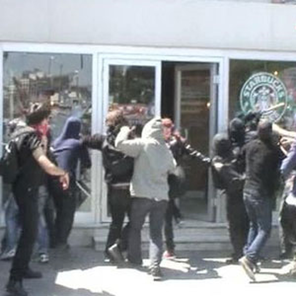 ) Mecidiyeköy\'de Yaklaşık 80 Kişilik Grup, İşyerlerine Zarar Vererek Taksim Meydanı\'na İlerliyor