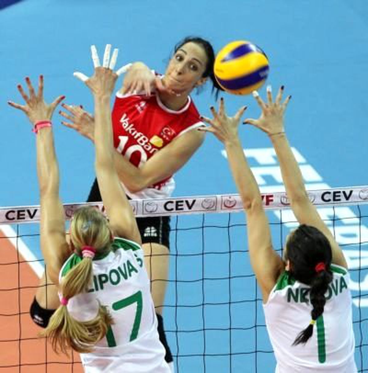 Milli Bayan Voleybol Takımı, 2012 Olimpiyatları Avrupa Kıtası Elemeleri Grubu\'ndaki İlk Maçında...