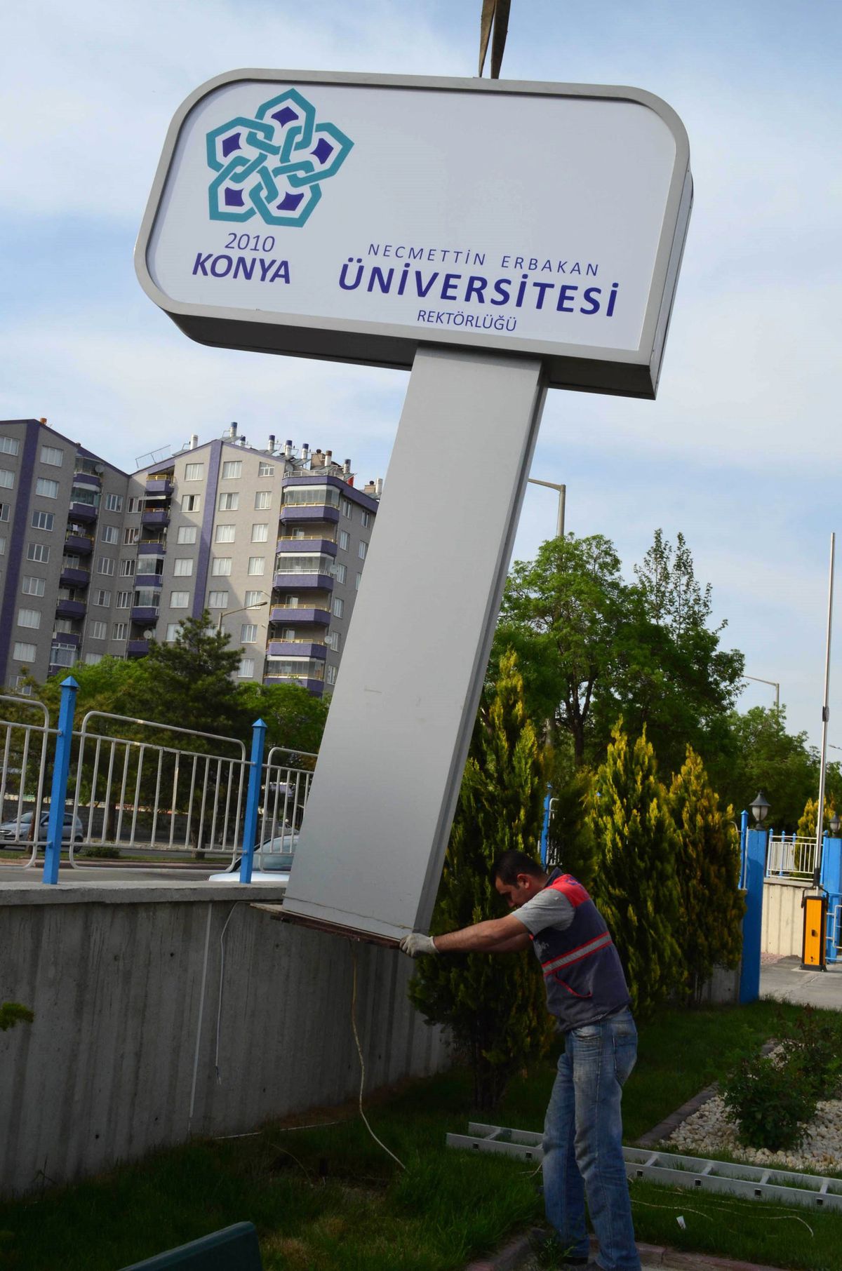 Necmettin Erbakan Üniversitesi\'nin Tabelası Takıldı