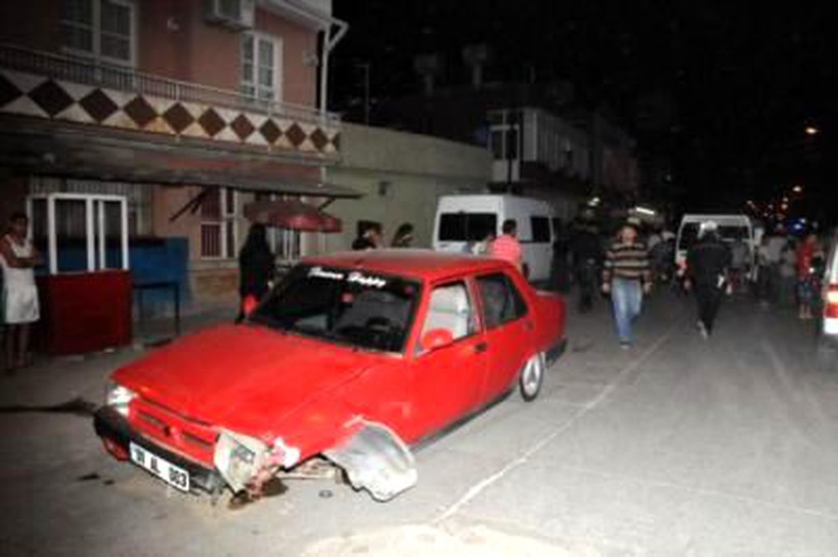 Otomobil 2 Motosikletin Arasına Daldı: 1 Ölü, 1 Yaralı