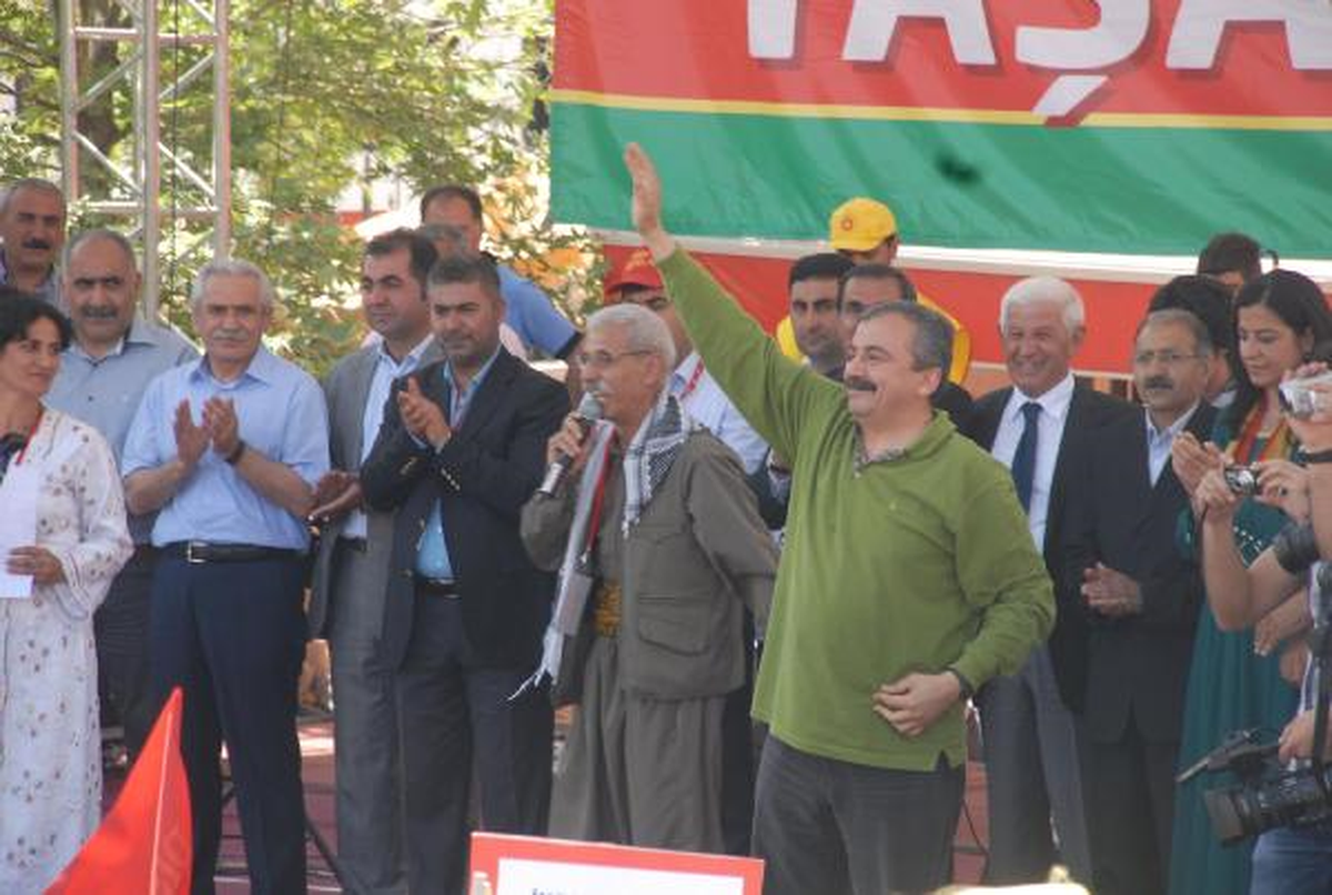 Polisler, 1 Mayıs Pankartındaki İşçiyi Öcalan\'a Benzetti