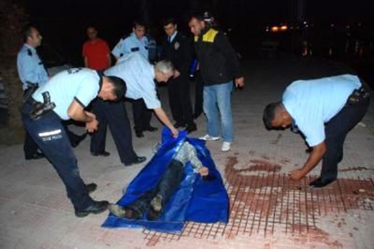 Tacizciyi Bıçaklayıp Dereye Attı