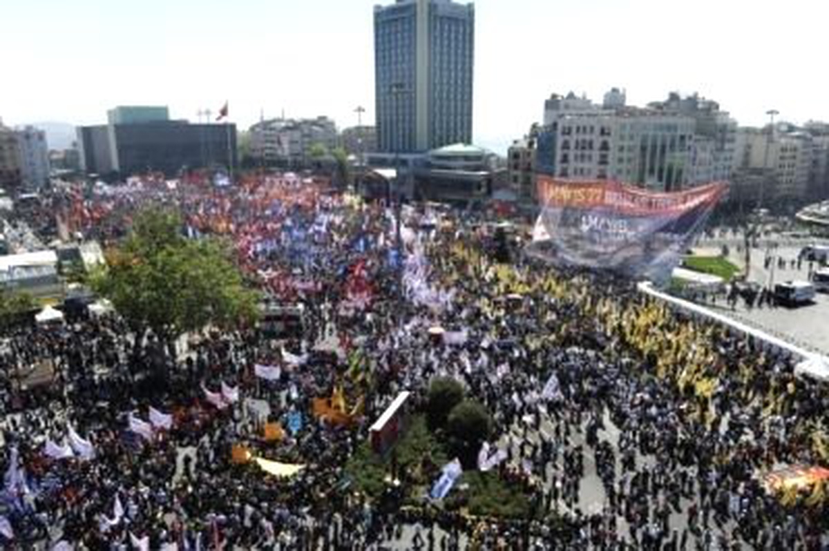 Taksim Meydanı\'nda Kutlama, İstiklal Caddesi\'nde Eğlence