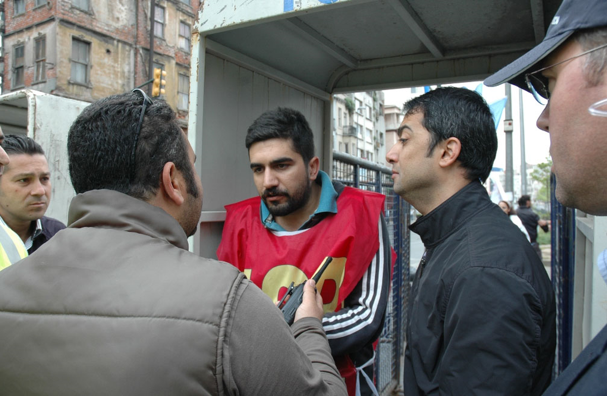 Tarlabaşı\'nda Polisle Esp\'li Grup Arasında Tartışma