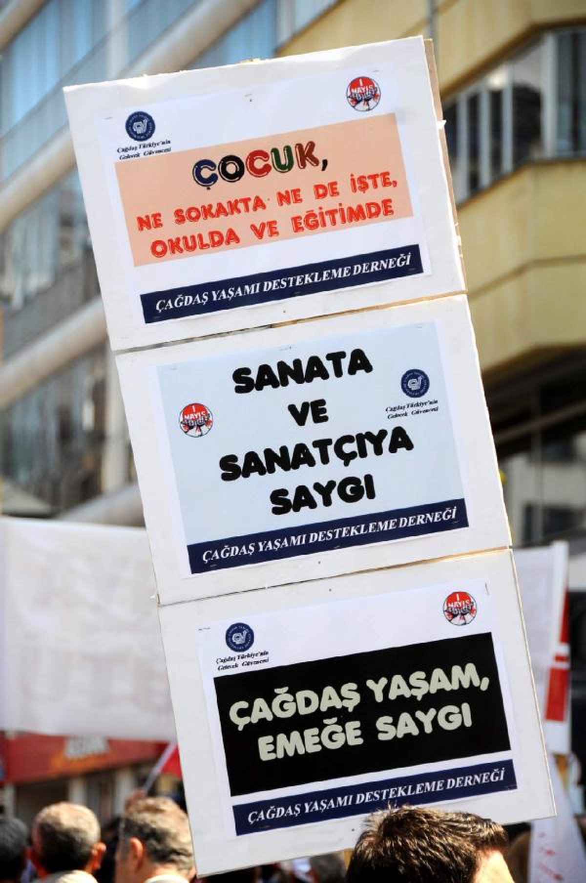 Trabzon\'da 1 Mayıs\'a Horonlu Kemençeli Kutlama