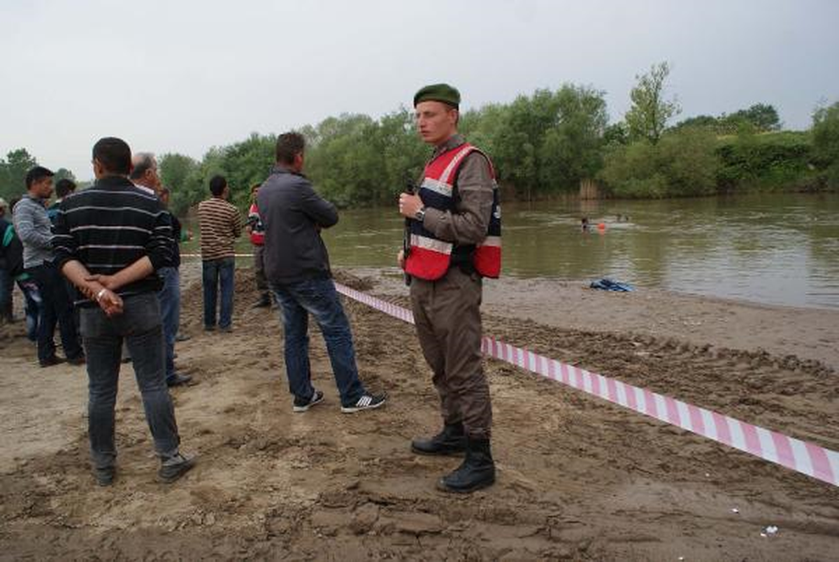 Traktörle Geri Manevra Yaparken Cep Telefonu ile Konuşan Çiftçi Derede Boğuldu