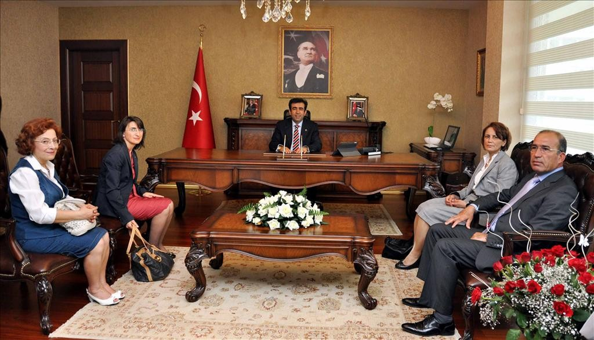 Vali Güzeloğlu\'ndan Alzheimer Derneği\'ne Destek Sözü