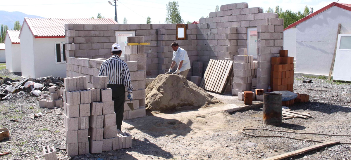 Yanan Deprem Konutunun Yerine Yenisi Yapılıyor