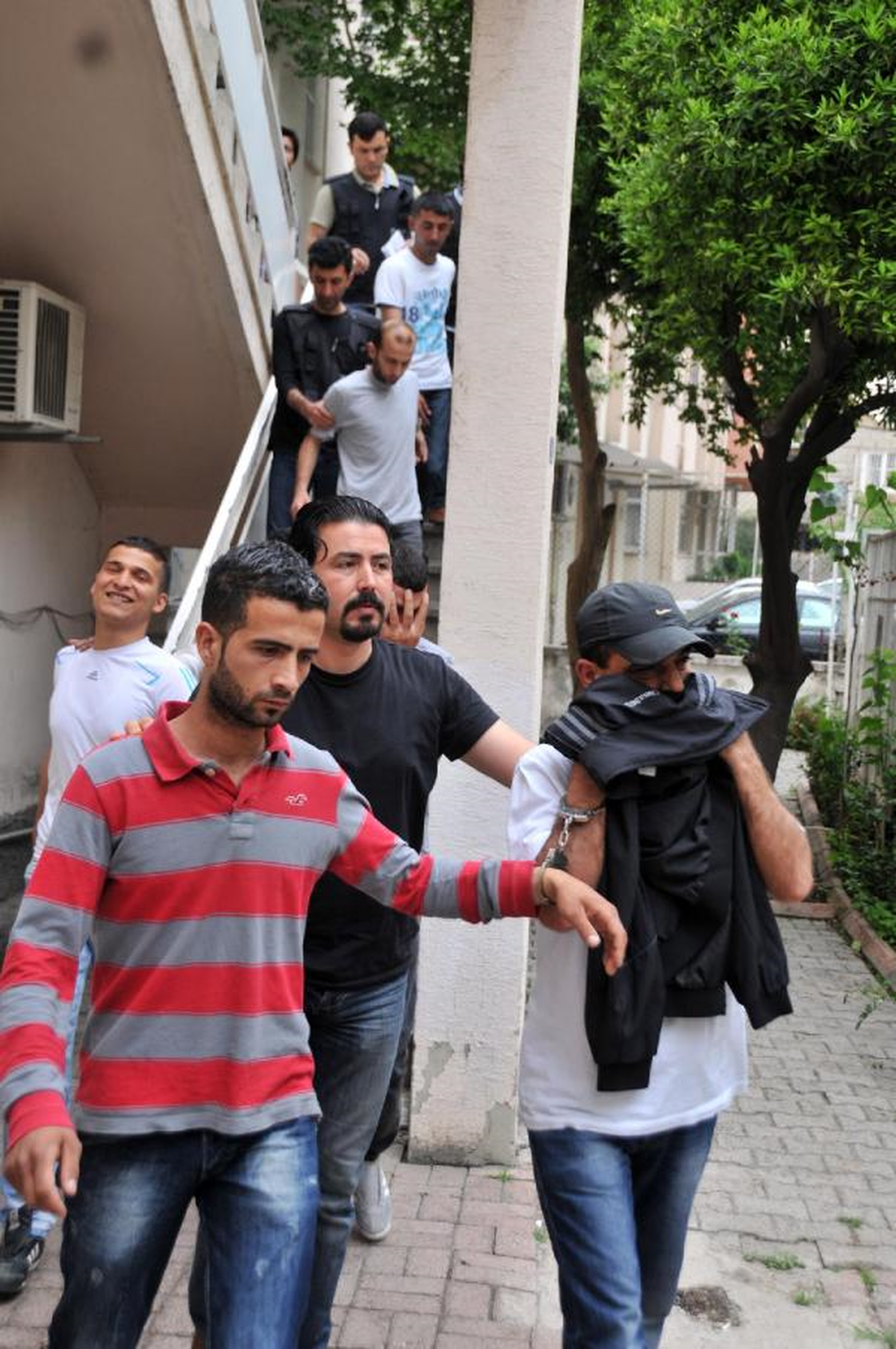 Adana\'da Uyuşturucu Operasyonunda 19 Kişi Yakalandı