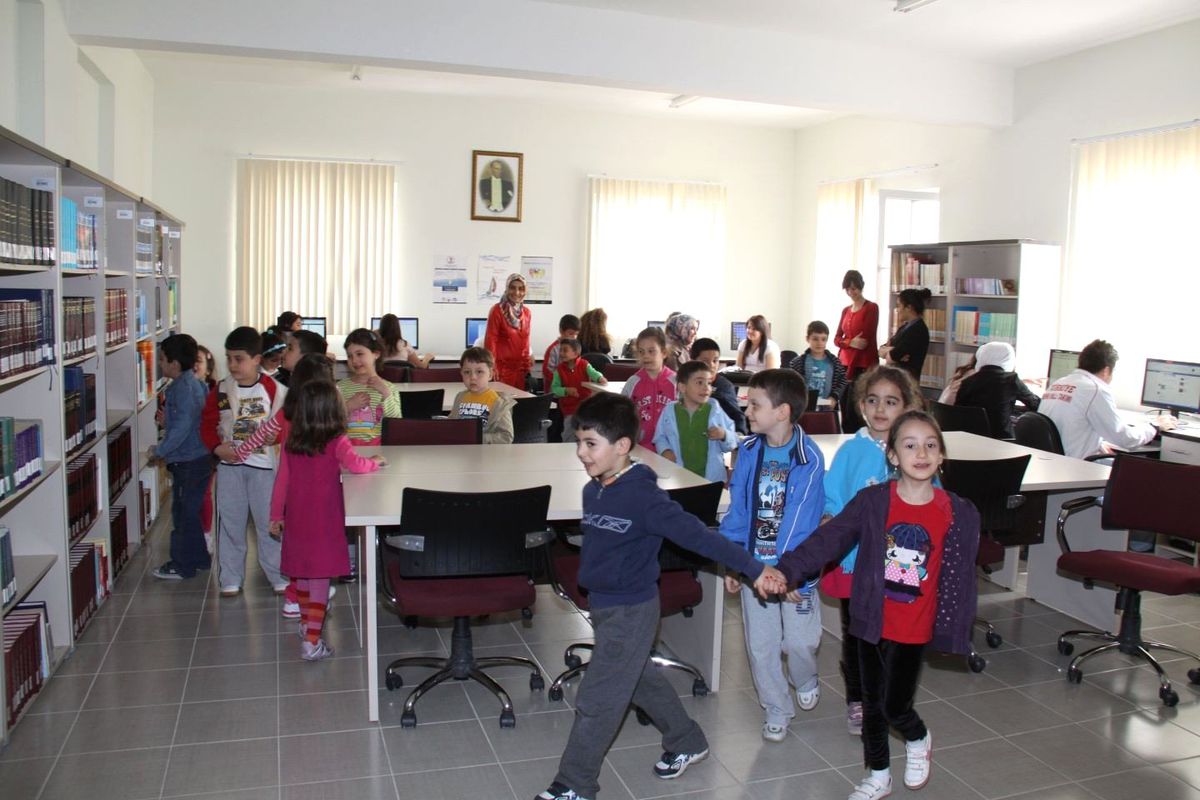 Anaokulu Öğrencileri Neü Kütüphanesinde