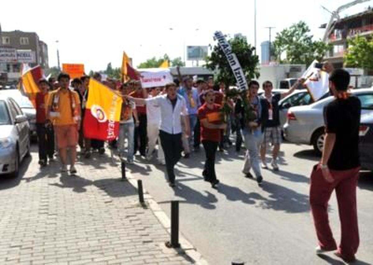 Ankara\'da Galatasaray Taraftarlardan Tff\'ye Protesto