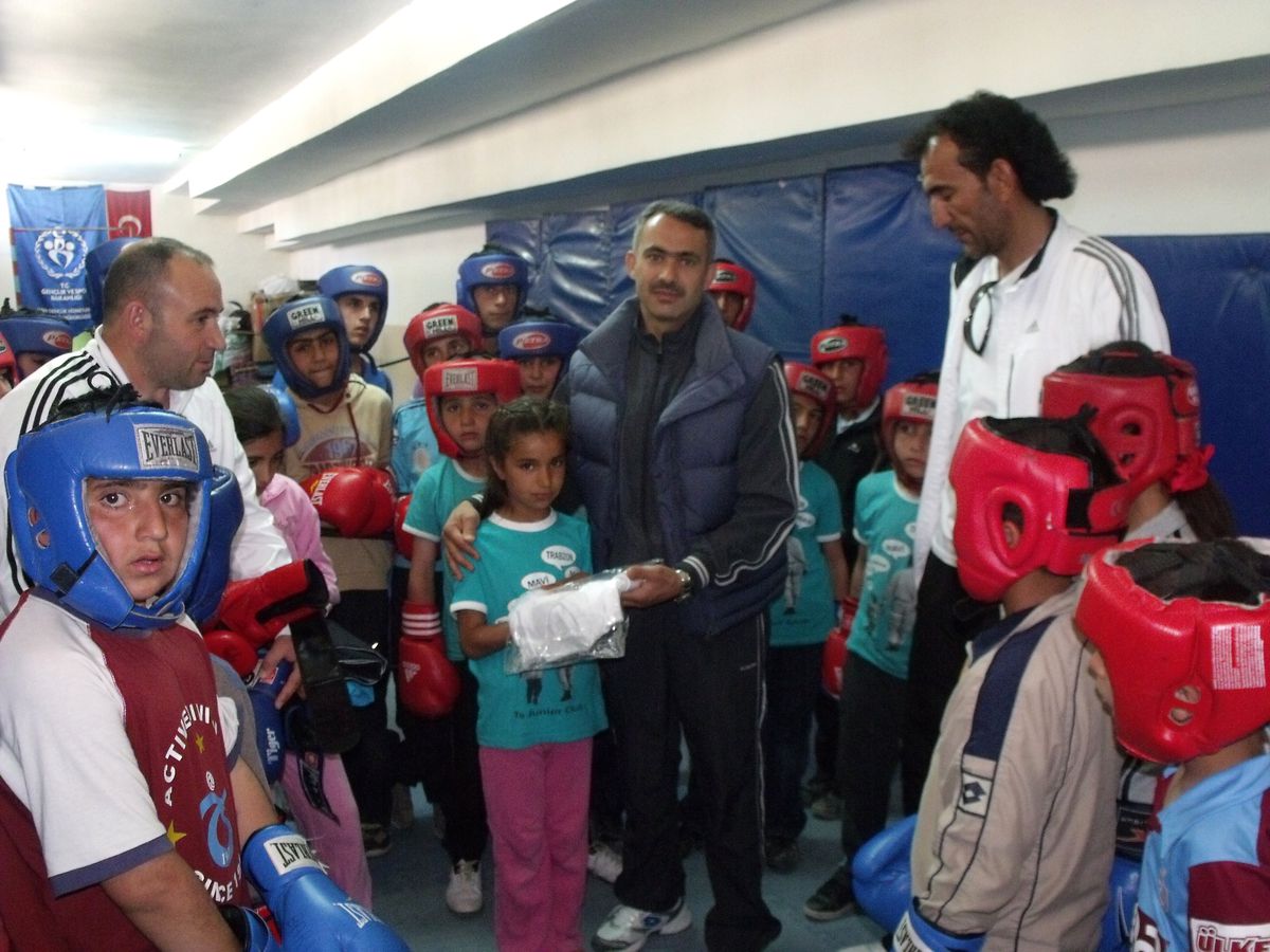 Aslan Sinir\'den Sporculara Malzeme Desteği