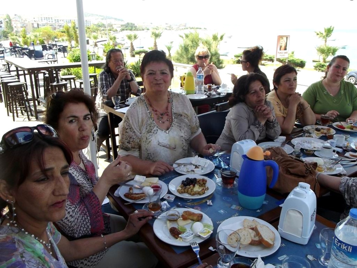 Ayvalık\'taki MHP\'li Kadınlardan Kahvaltılı Toplantı
