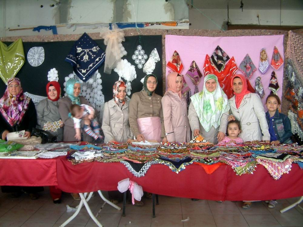 Burhaniye\'de Eğitim Gönüllüleri Kermesi