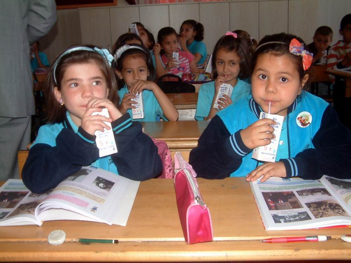 Burhaniye\'de İlkokul Öğrencilerinin Süt Sevinci