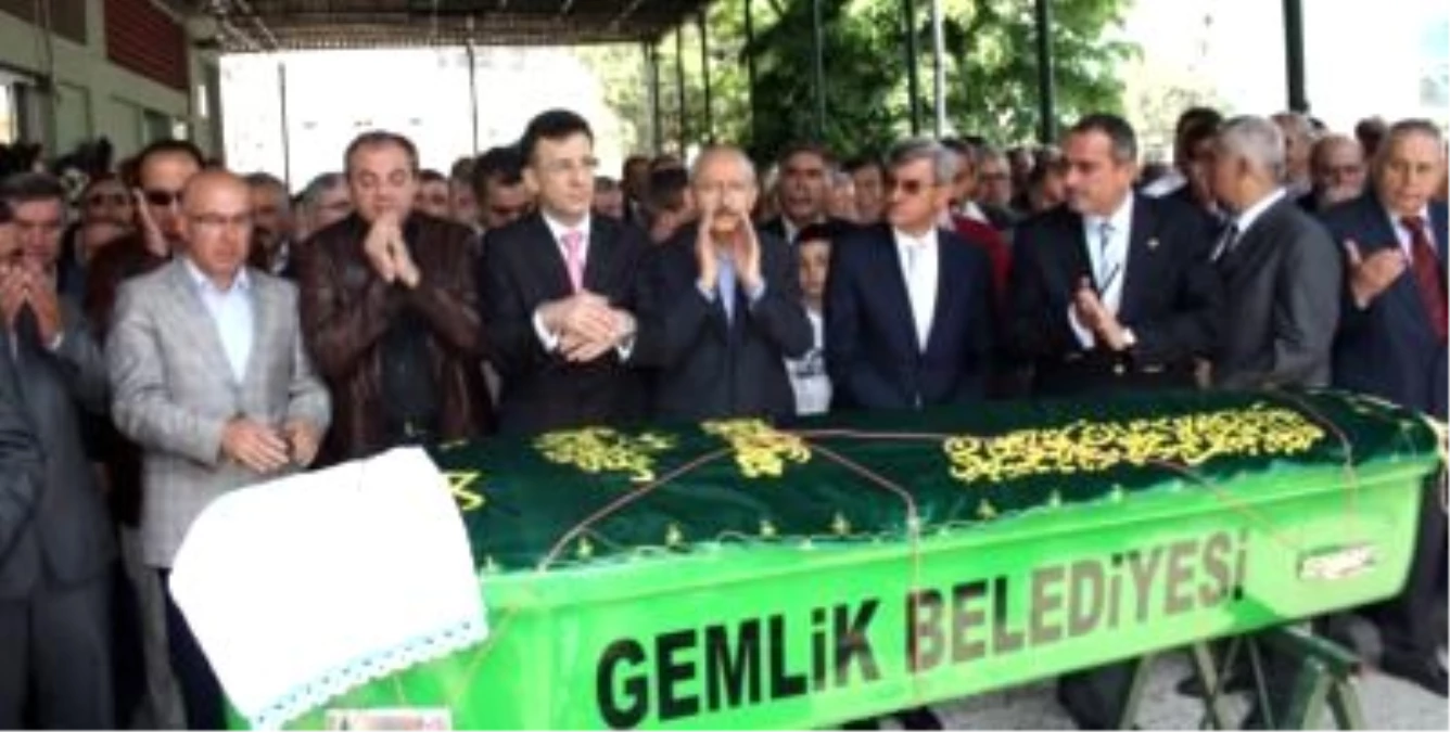 CHP Lideri Kılıçdaroğlu Arkadaşının Cenazesine Katıldı