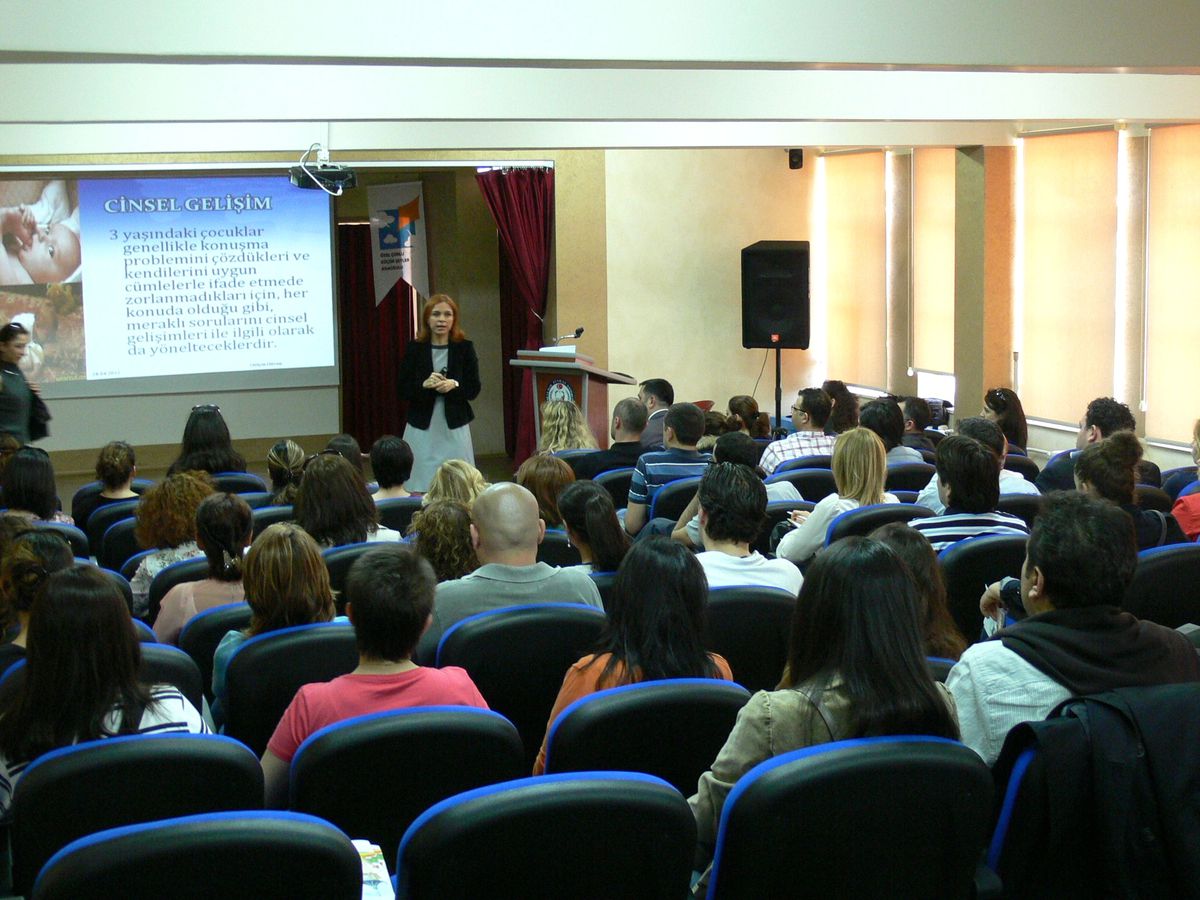 Doç. Dr. Gülçin Güven'den Öğrenci Velilerine Eğitim Semineri