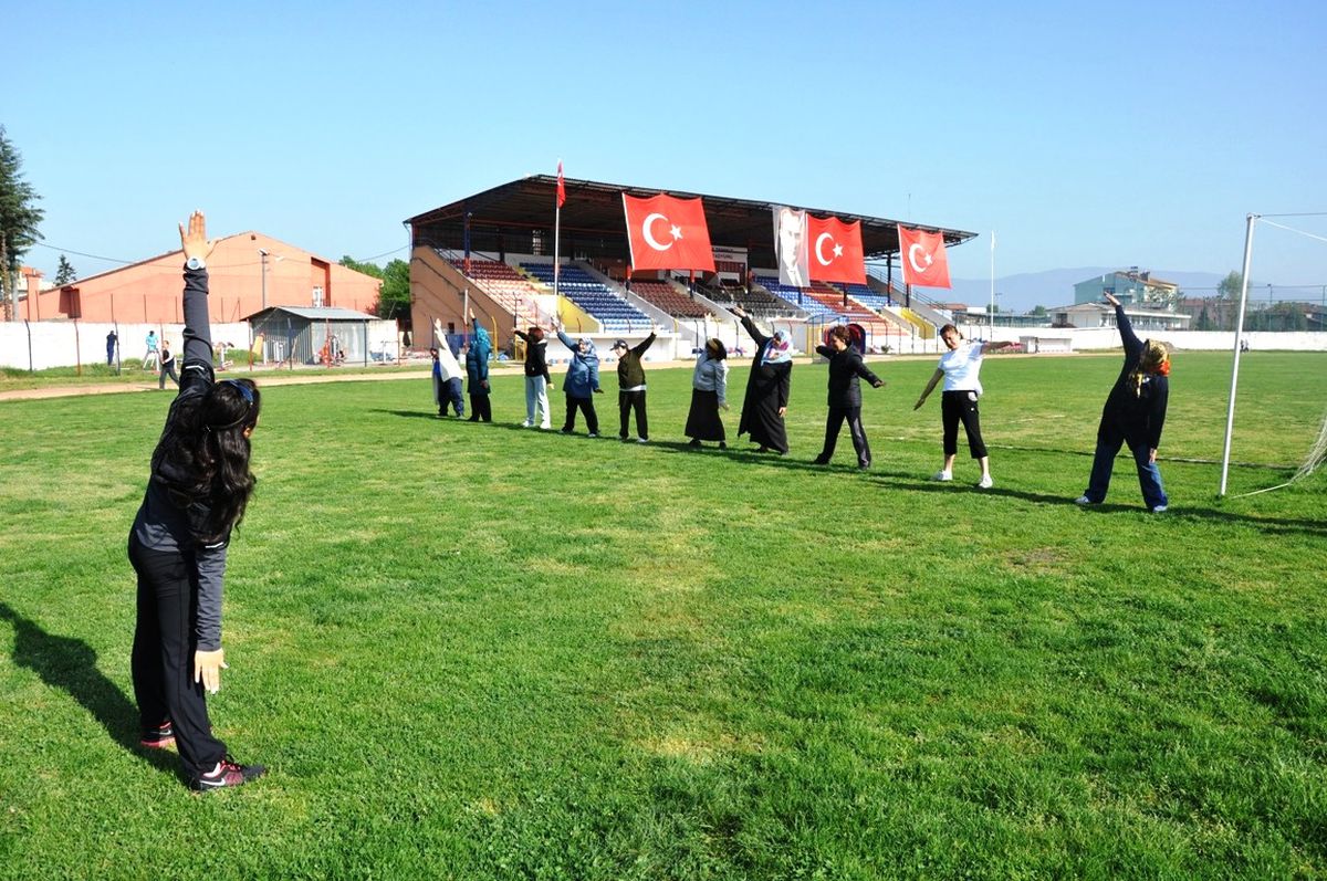 Düzce\'de Stadyumda Step Aerobikle Özgüven Aşılanıyor