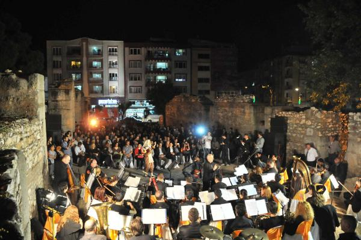 Filarmoni Orkestrası Akhisarlılar İçin Çaldı