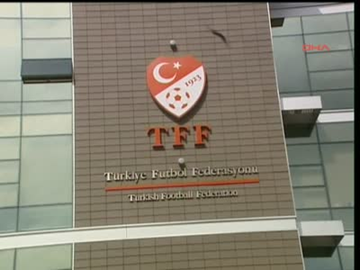 Galatasaray Taraftarı Tff\'ye Siyah Çelenk Bıraktı