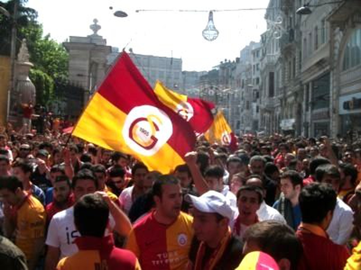 Galatasaraylı Taraftarlar Taksim\'de Futbol Federasyonu\'nu Protesto Etti