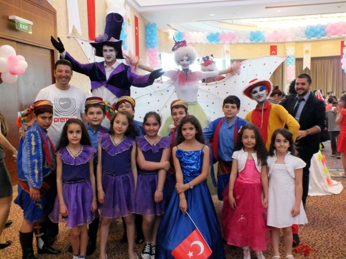 İlginç Kostümleriyle Baloya Renk Kattılar